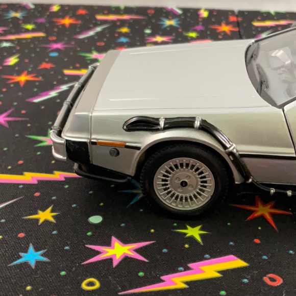 Pre-owned Welly Back to the Future II Delorean Time Machine **slightly damaged** - Picture 12 of 13
